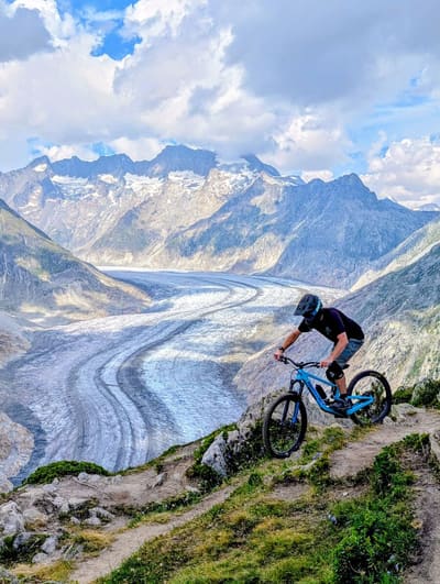Daniel Lienau auf dem Mountainbike über dem Aletschgletscher