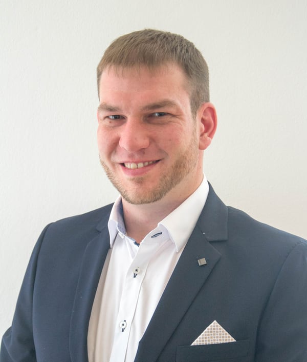 Daniel Lienau im dunkelblauen Sakko, Porträtaufnahme