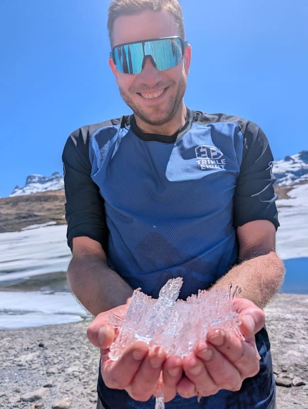 Daniel Lienau in den Bergen, lachend, mit Eiskristallen in den Händen