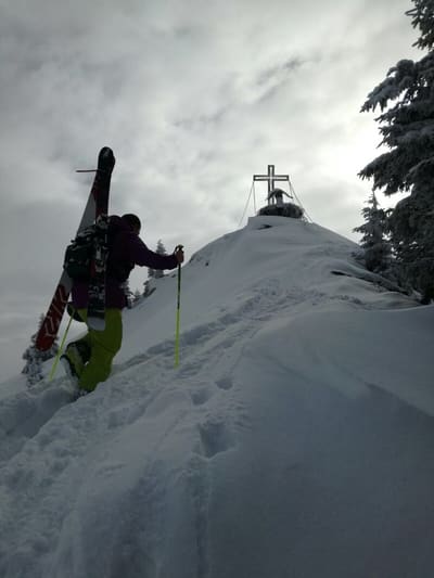 Skitour im Tiefschnee Richtung Gipfelkreuz